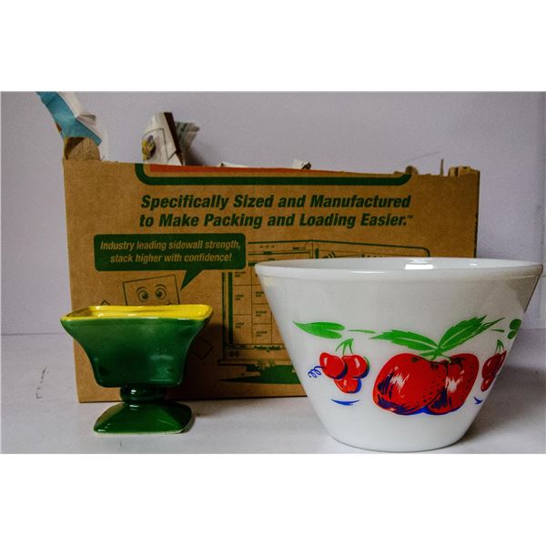 BOX OF ASSORTED VINTAGE GLASSWARE KITCHENWARE