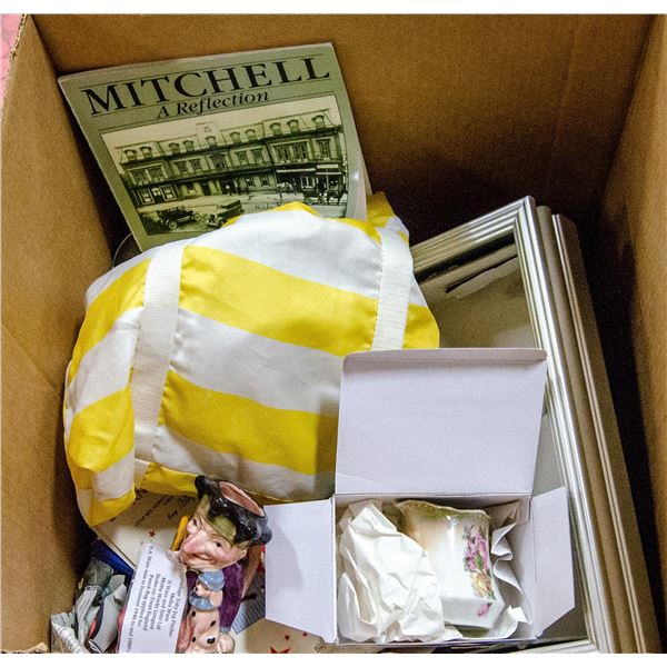 BOX OF ASSORTED VINTAGE COLLECTIBLES