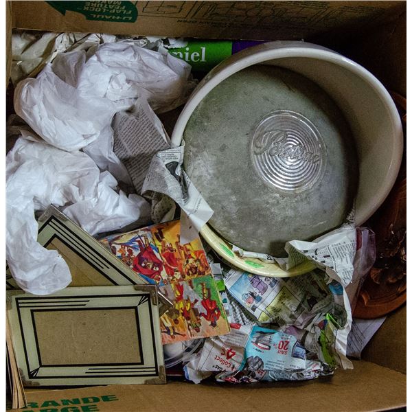 BOX OF ASSORTED VINTAGE COLLECTIBLES LARGE