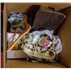 Image 1 : LARGE BOX OF ASSORTED VINTAGE COLLECTIBLES