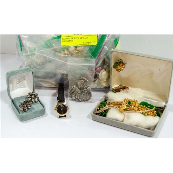 BAG OF ASSORTED VINTAGE JEWELLERY