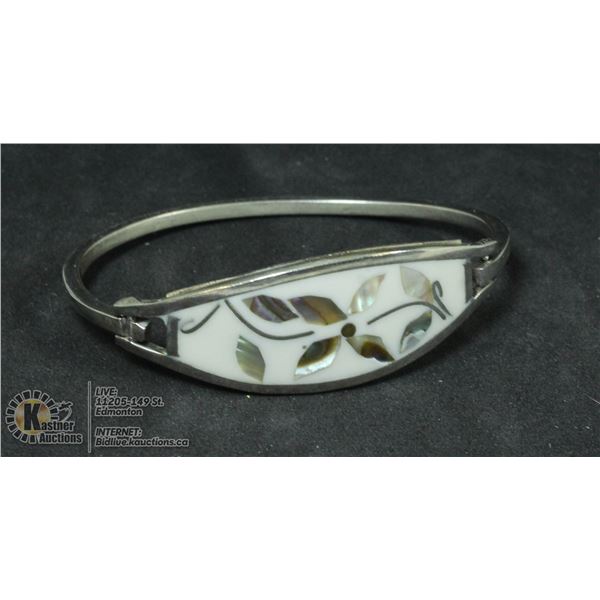 A WHITE ENAMEL BRACELET WITH FLOWERS