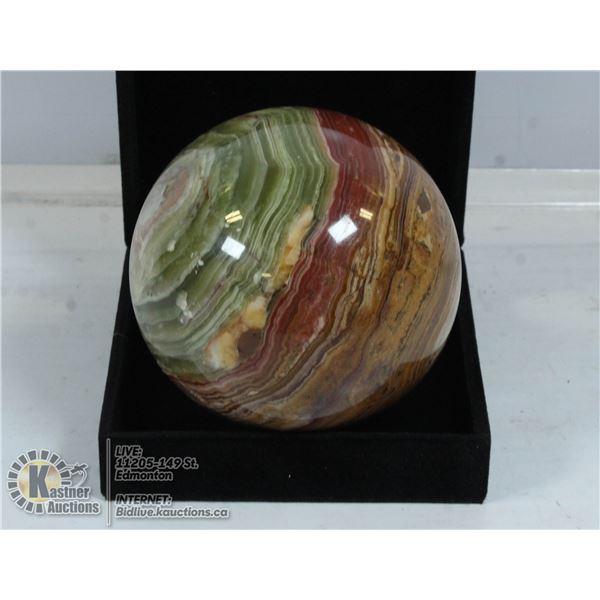 ROUNDED POLISHED STONE. MULTILAYERED.