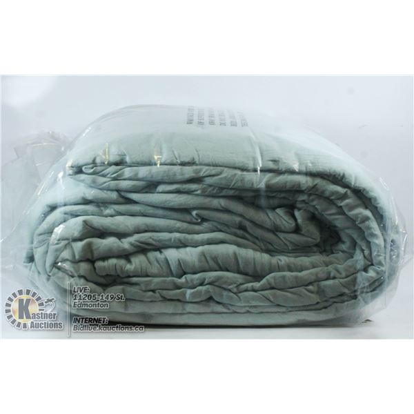 NEW COMFORTER IN BAG. APPEARS TO BE DOUBLE.