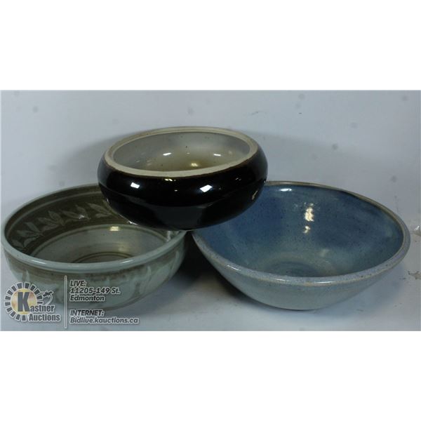 LOT OF THREE POTTERY PIECES.