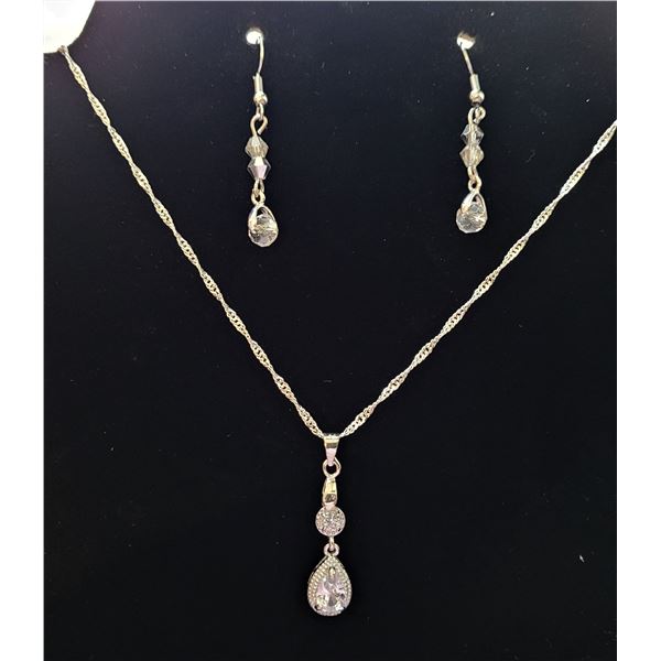 14)  SET OF AUSTRIAN CRYSTAL PENDANT ON