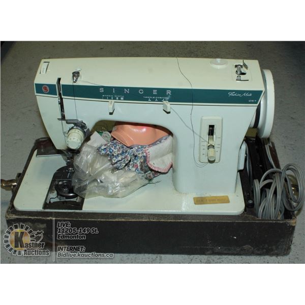 VINTAGE SINGER SEWING MACHINE IN CASE