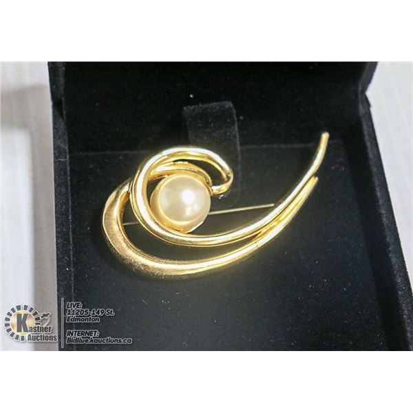 GOLD TONED BROOCH WITH CENTRAL PEARL THEME