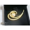 Image 1 : GOLD TONED BROOCH WITH CENTRAL PEARL THEME