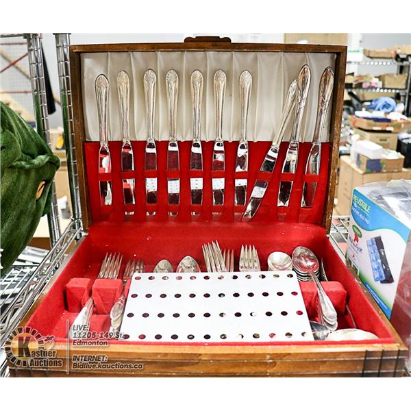 VINTAGE WM ROGERS "QUEEN MARY" SILVERWARE