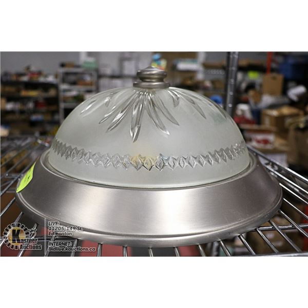 FLUSHMOUNT LIGHT FIXTURE