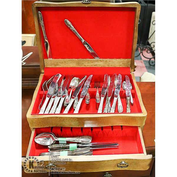 COMMUNITY SILVERWARE "WHITE ORCHID" 86 PIECES WI