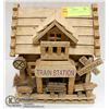 Image 1 : TRAIN STATION LOG BIRD HOUSE