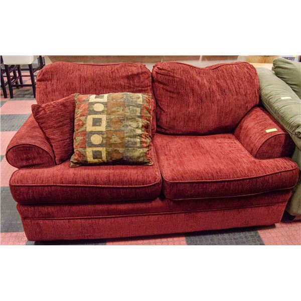 RED FABRIC LOVESEAT WITH 3 THROW PILLOWS