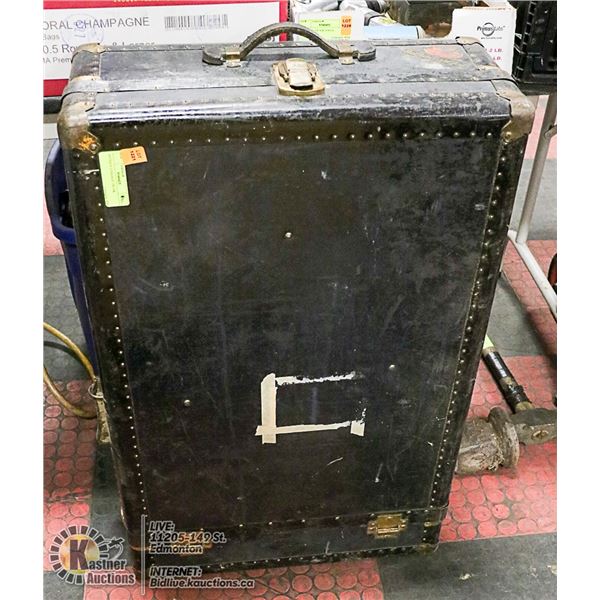 ANTIQUE LUGGAGE TRUNK