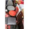 Image 1 : LOT OF 3 ASSORTED CHAIRS