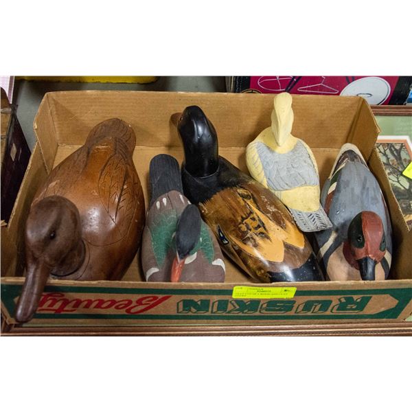TRAY LOT OF 5 WOOD AND CLAY DUCKS