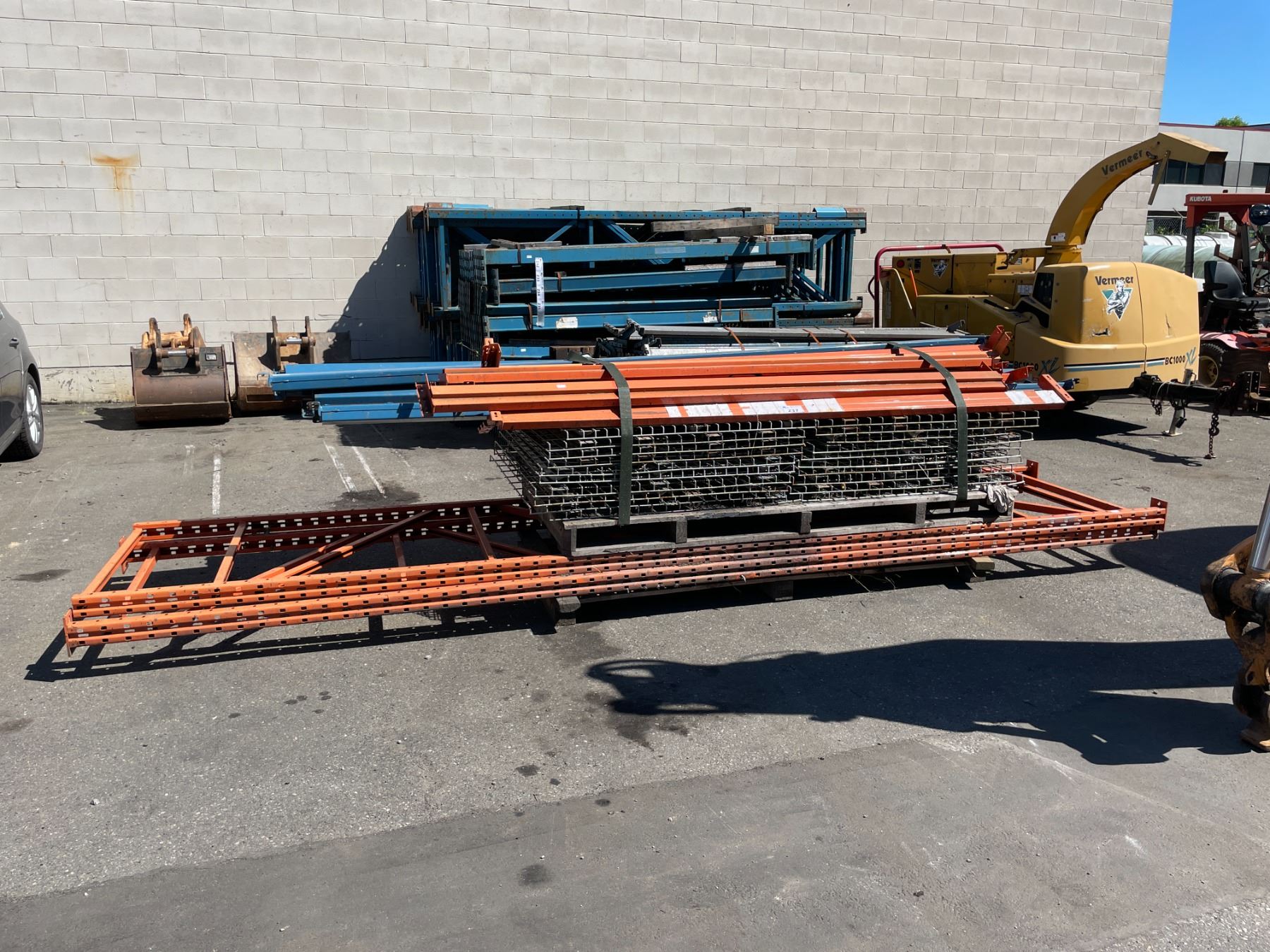 ASSORTED ORANGE & BLUE PALLET RACKING UPRIGHTS, CROSSBARS, DECKING