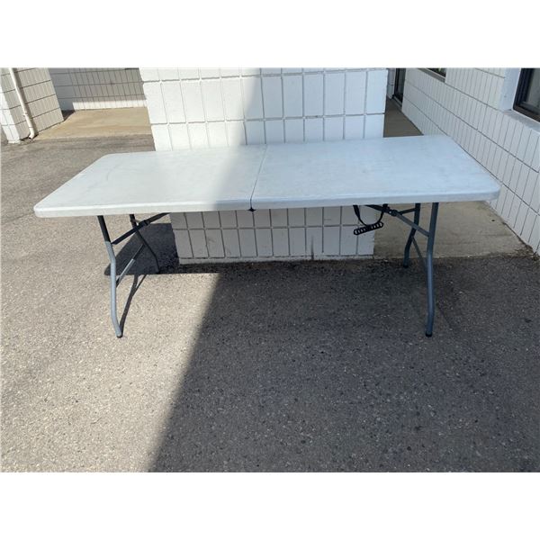 Folding table