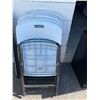 Image 1 : 8 folding chairs