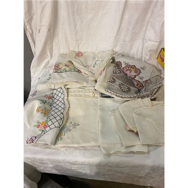 Lot of vintage linens