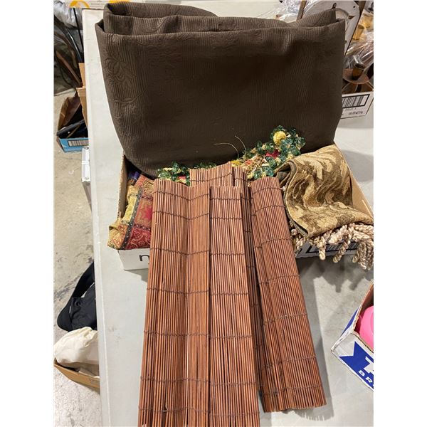 Lot linens and placemats