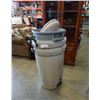 Image 1 : 3 GARBAGE CANS WITH 2 LIDS