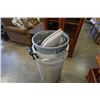 Image 2 : 3 GARBAGE CANS WITH 2 LIDS