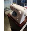 Image 2 : OMEGA SEWING MACHINE
