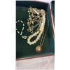 Image 2 : Case of 8 necklaces with 6 dinner rings