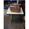 Image 1 : PICNIC BASKET WITH VINTAGE LINENS