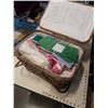Image 2 : PICNIC BASKET WITH VINTAGE LINENS