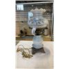 Image 1 : IRIDESCENT GLASS COLONIAL STYLE VINTAGE TABLE LAMP
