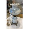 Image 2 : IRIDESCENT GLASS COLONIAL STYLE VINTAGE TABLE LAMP