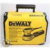 Image 1 : DEWALT HEAVY DUTY 5" RANDOM ORBIT PALM SANDER KIT