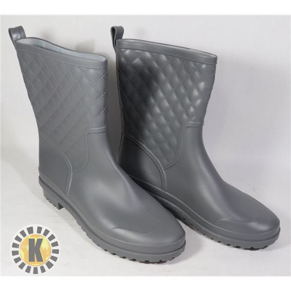 RUBBER GRAY WOMEN'S WATER BOOTS APPOX 9-10