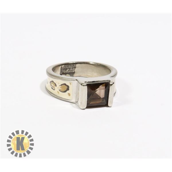 925-132 SILVER TONE BAND W/ SINGLE SQUARE RED JEWEL &