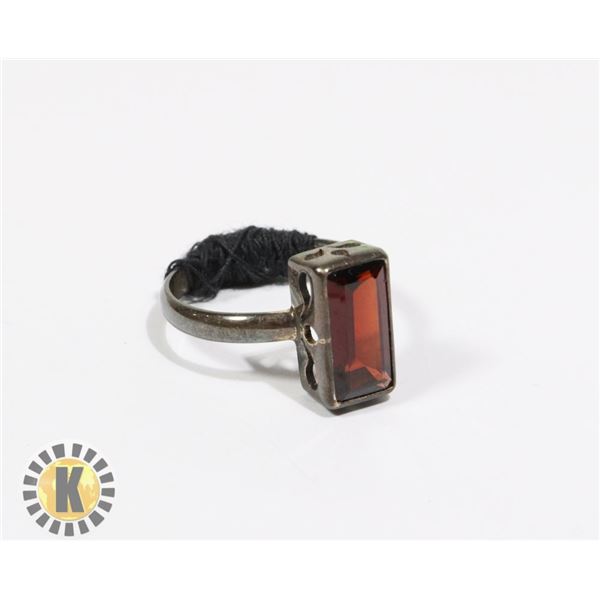 925-141 SILVER TONE BAND W/ RED RECTANGLE JEWEL RING