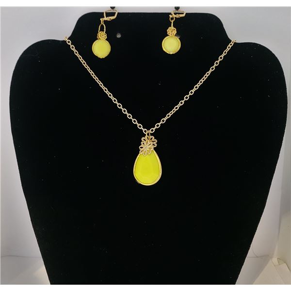 23)  YELLOW STONE FLOWER MOTIF PENDANT ON 20"