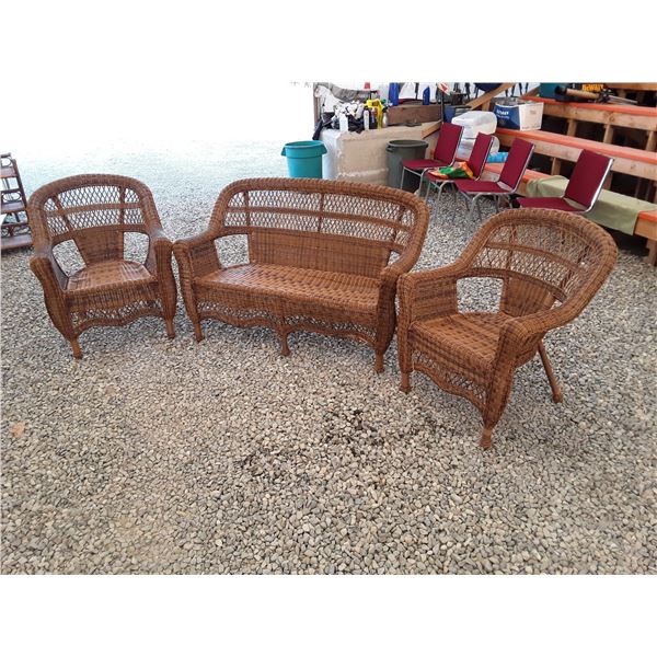 560 --  Wicker Patio Set Love Seat & 2 Chairs