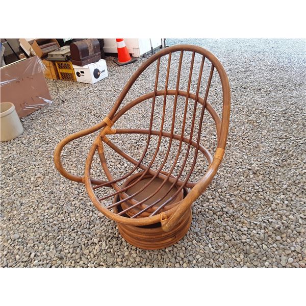 568 --  Rattan/Bambo Swival Chair