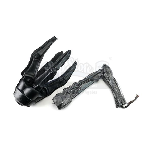 Lot # 870: THE MATRIX REVOLUTIONS (2003) - Production-Made Sentinel Claw with One Sentinel Part