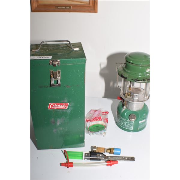 VINTAGE COLEMAN 1981 321B LANTERN AND CASE