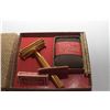 Image 2 : ANTIQUE VALET SAFETY RAZOR KIT STROP ETC