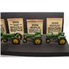 Image 2 : 1:64TH JOHN DEERE TOY TRACTOR DISPLAY