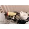 Image 5 : 2 cast iron frying pans + wok + misc kitchenware