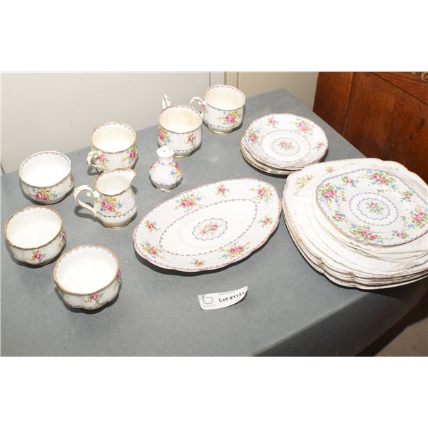 ANTIQUE ROYAL ALBERT PETTIPOINT CHINA LOT