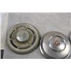 Image 4 : 5 vintage Hubcaps