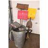 Image 1 : Snow Scoop Spade and Garbage Can