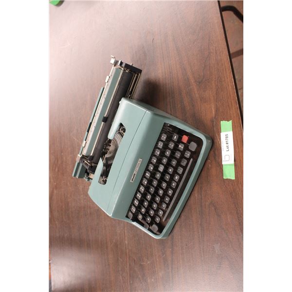 Olivetti Lettera 32 Typewriter